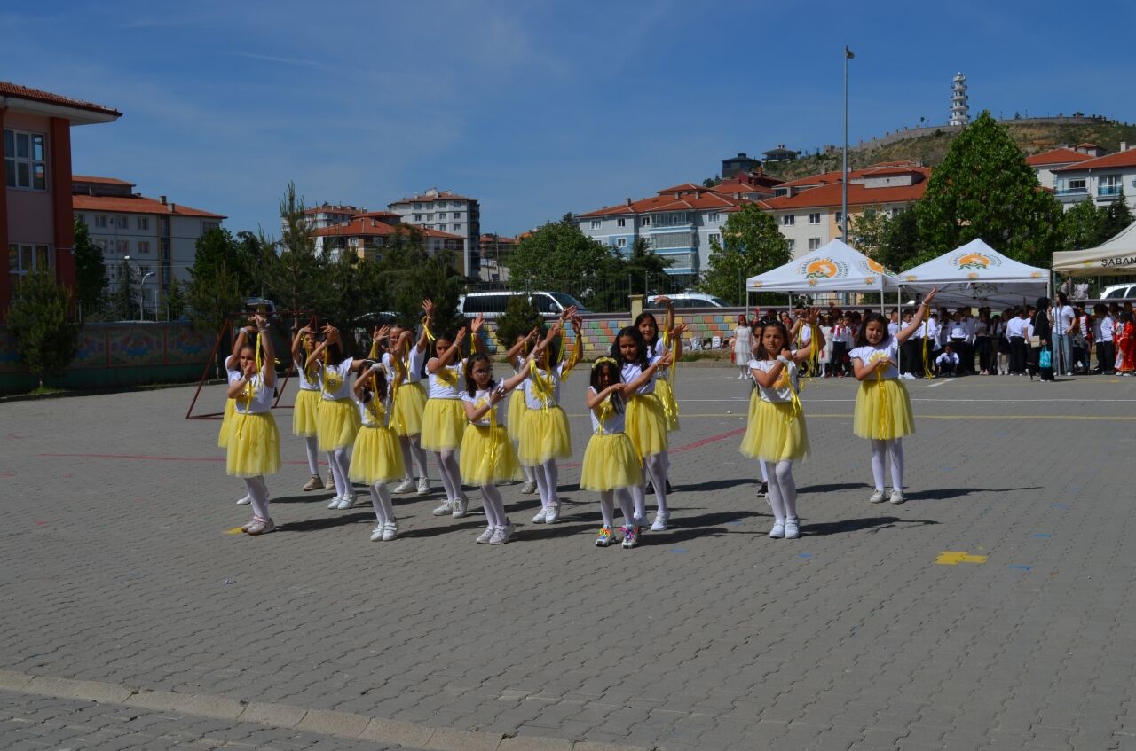 Şabanözü'de ilkokul öğrencileri mezuniyet sevinci yaşadı