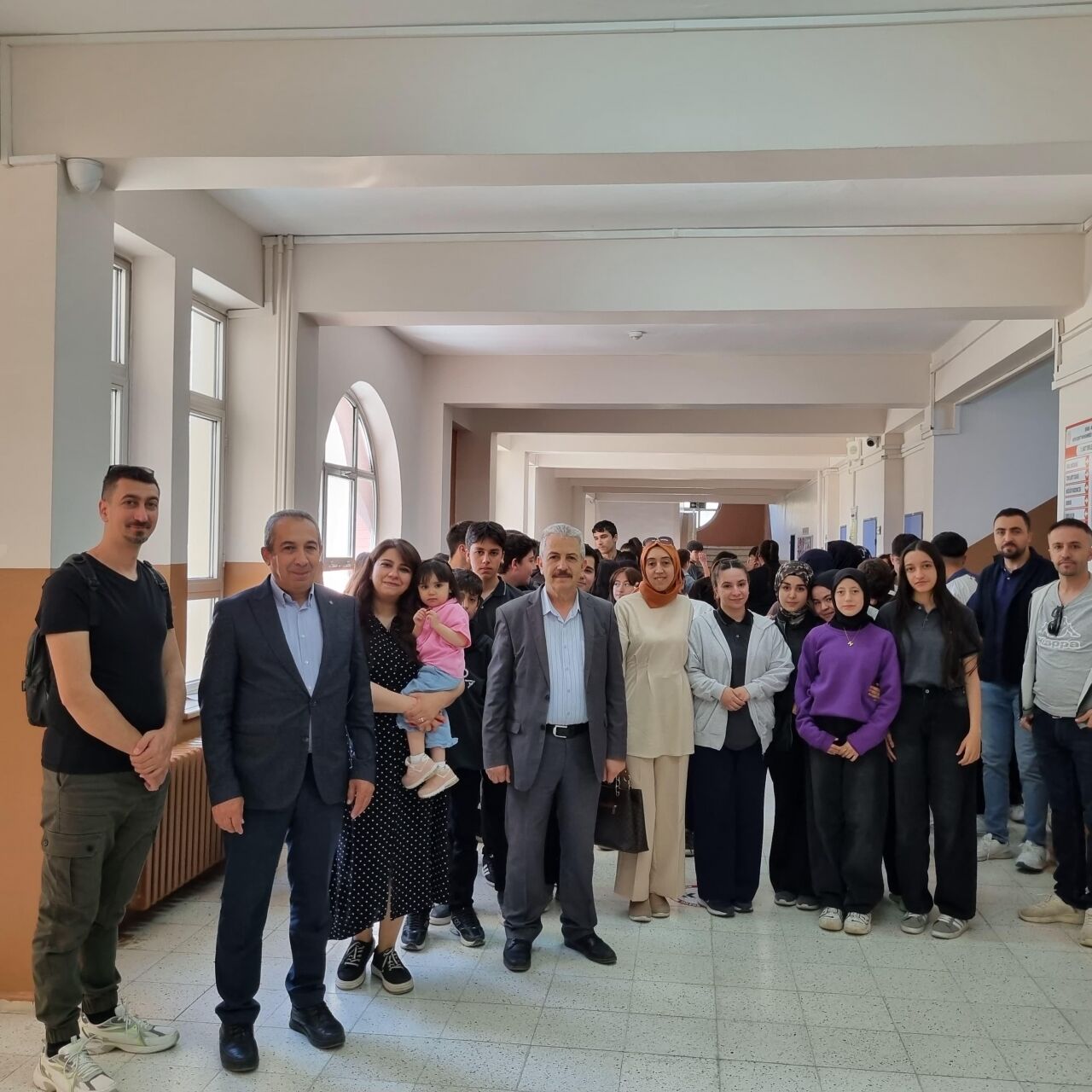 Sivas'ta lise öğrencileri karma resim sergisi açtı