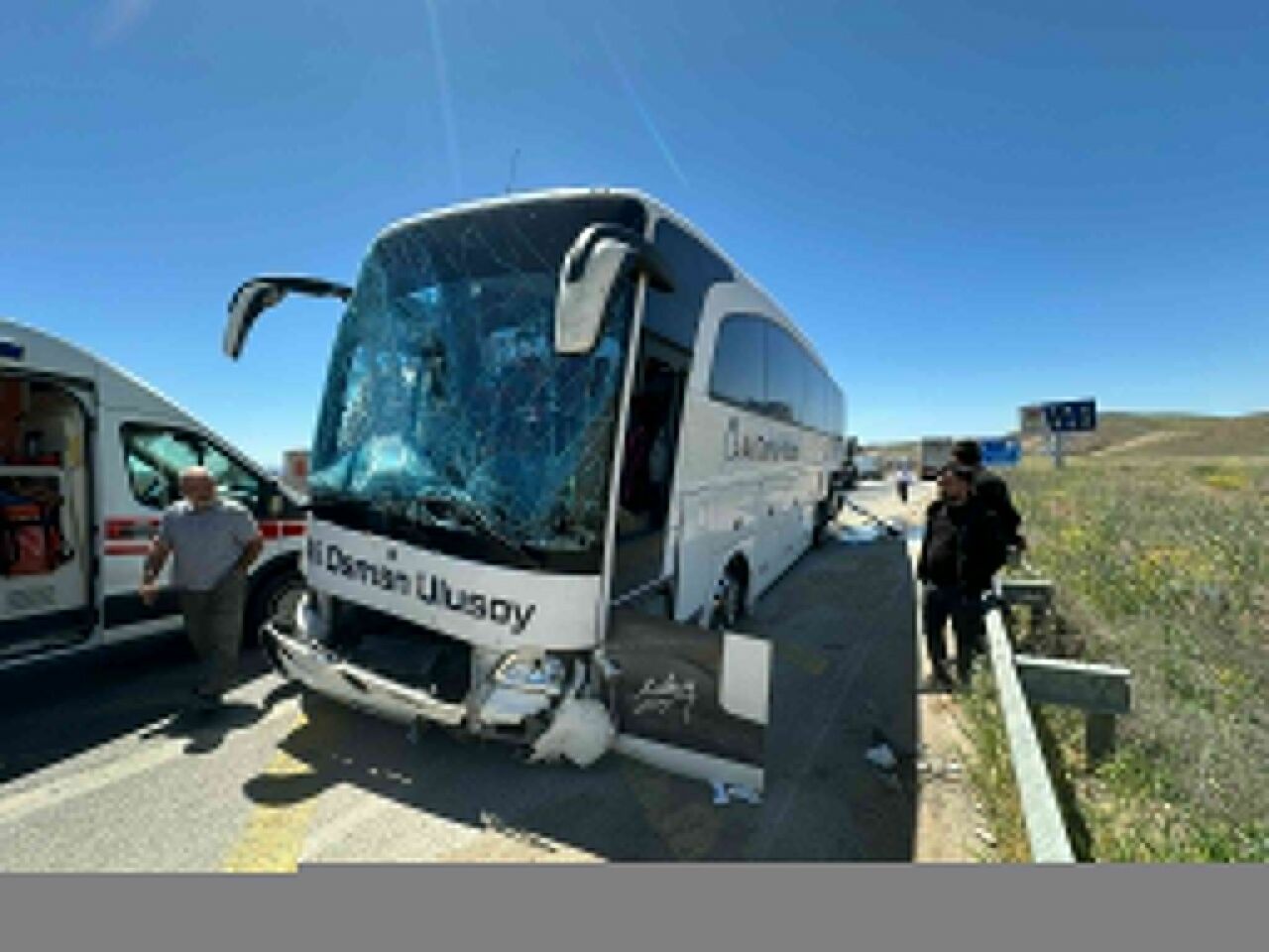 Kırıkkale'de yolcu otobüsü PTS direğine çarptı, 2 kişi yaralandı