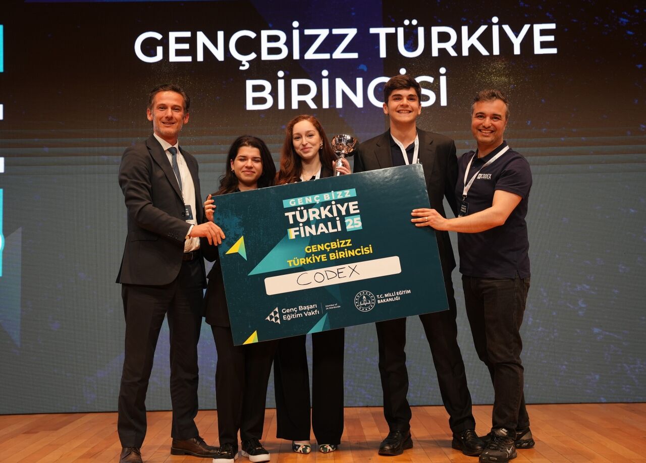 Bilfen Üsküdar Fen Lisesi öğrencileri "Yılın Girişimi" ödülü kazandı