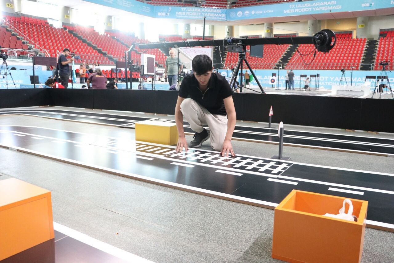 "Uluslararası MEB Robot Yarışması" için sahayı öğrenciler hazırladı