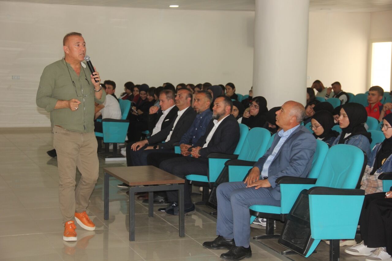 Zara'da "Dijital Dünyanın Riskleri ve Fırsatları" konferansı verildi