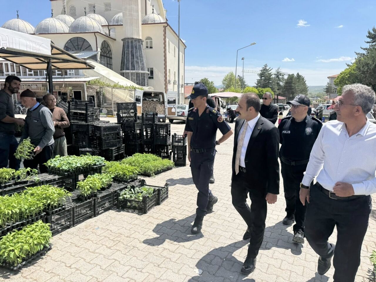 Gemerek Kaymakamı Koca ve Başkan Çelikten semt pazarını ziyaret etti