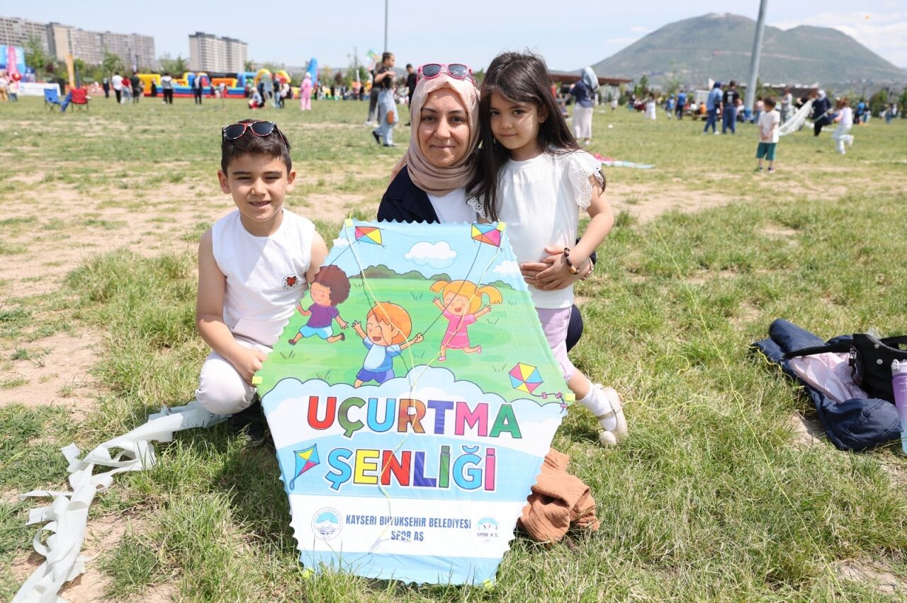 Millet bahçesinde uçurtma şenliği düzenlendi