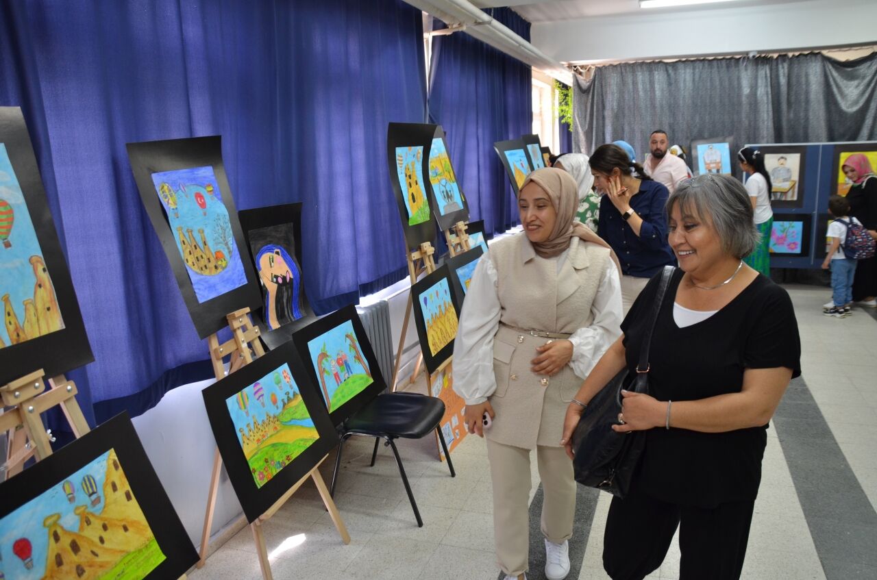 Kahramankazan'da öğrencilerin kitaplardan esinlenip yaptıkları resimler sergilendi