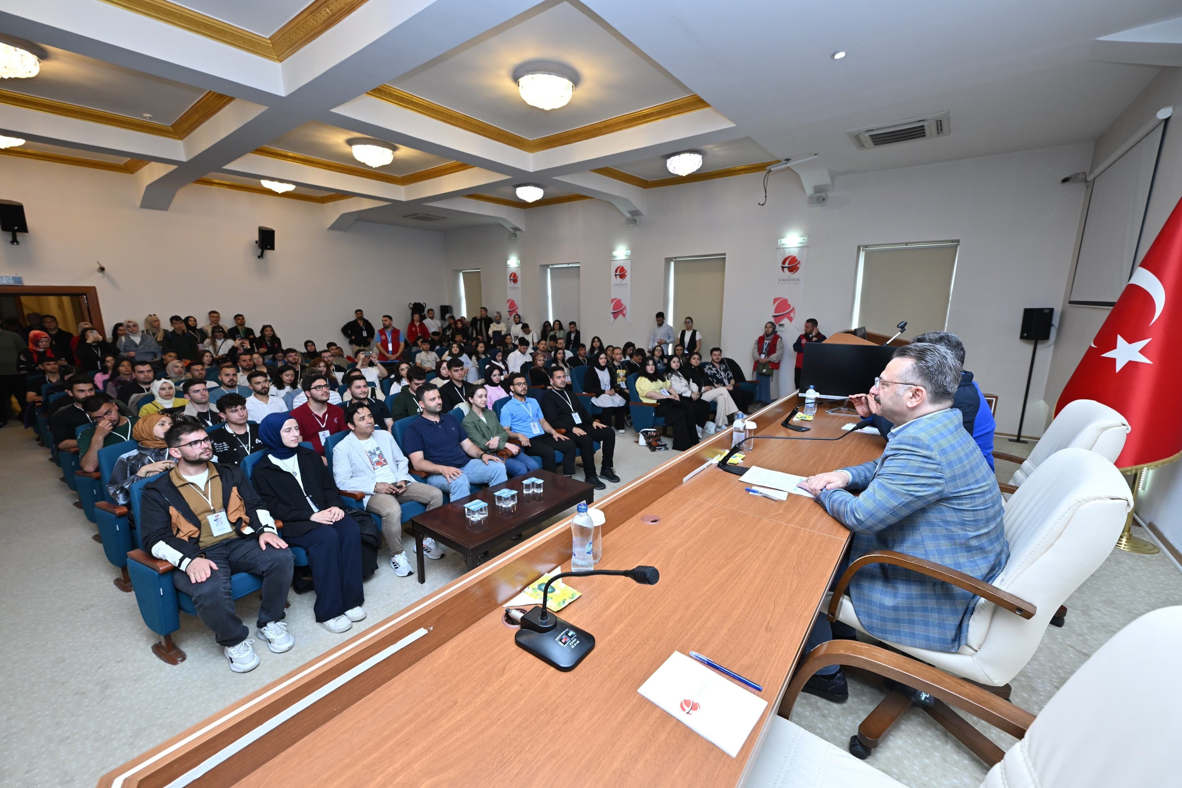 Vali Aksoy temsilci gençleri ağırladı