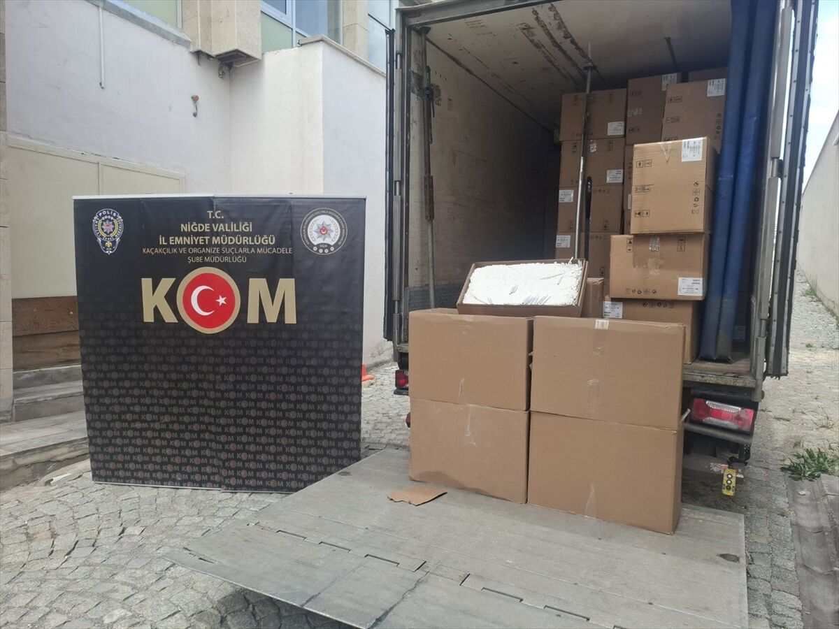 Niğde'de 1 milyon 50 bin dolu makaron ele geçirildi