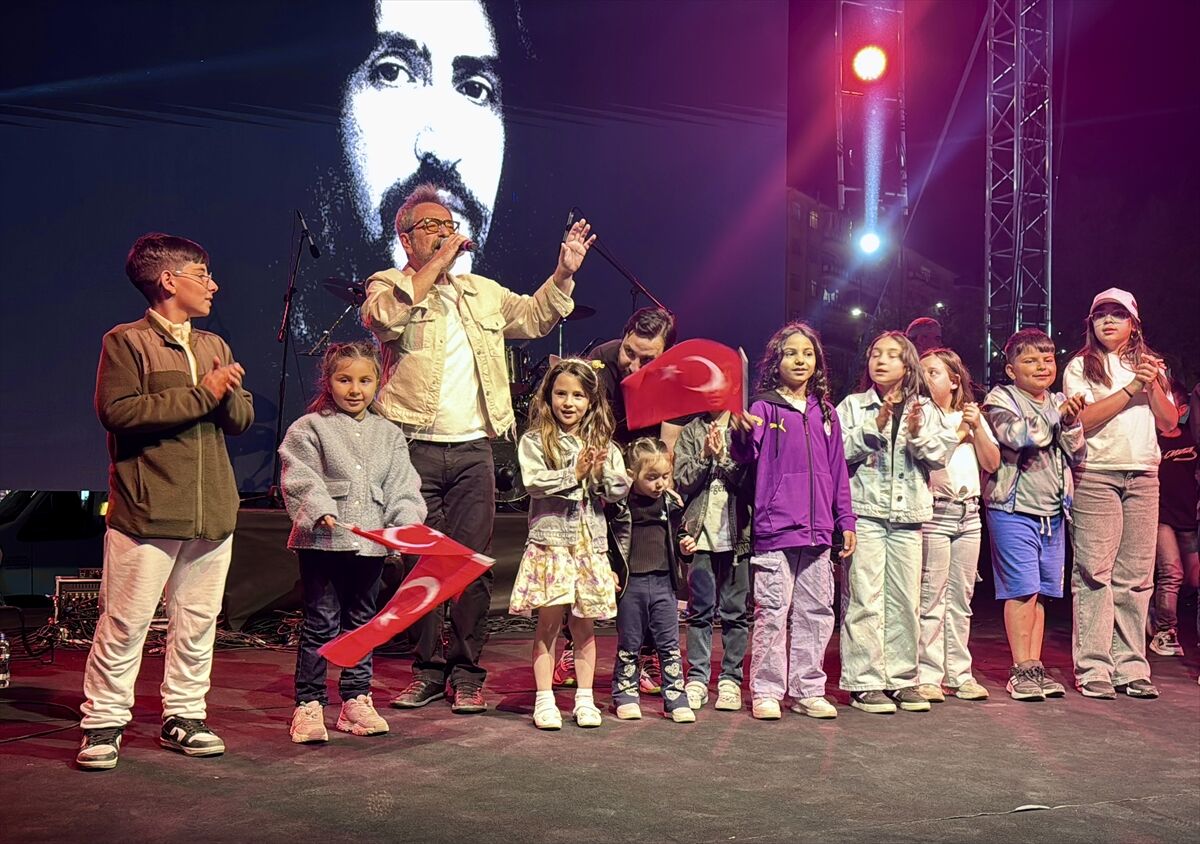 Kırşehir'de 19 Mayıs Atatürk'ü Anma Gençlik ve Spor Bayramı'nda fener alayı düzenlendi
