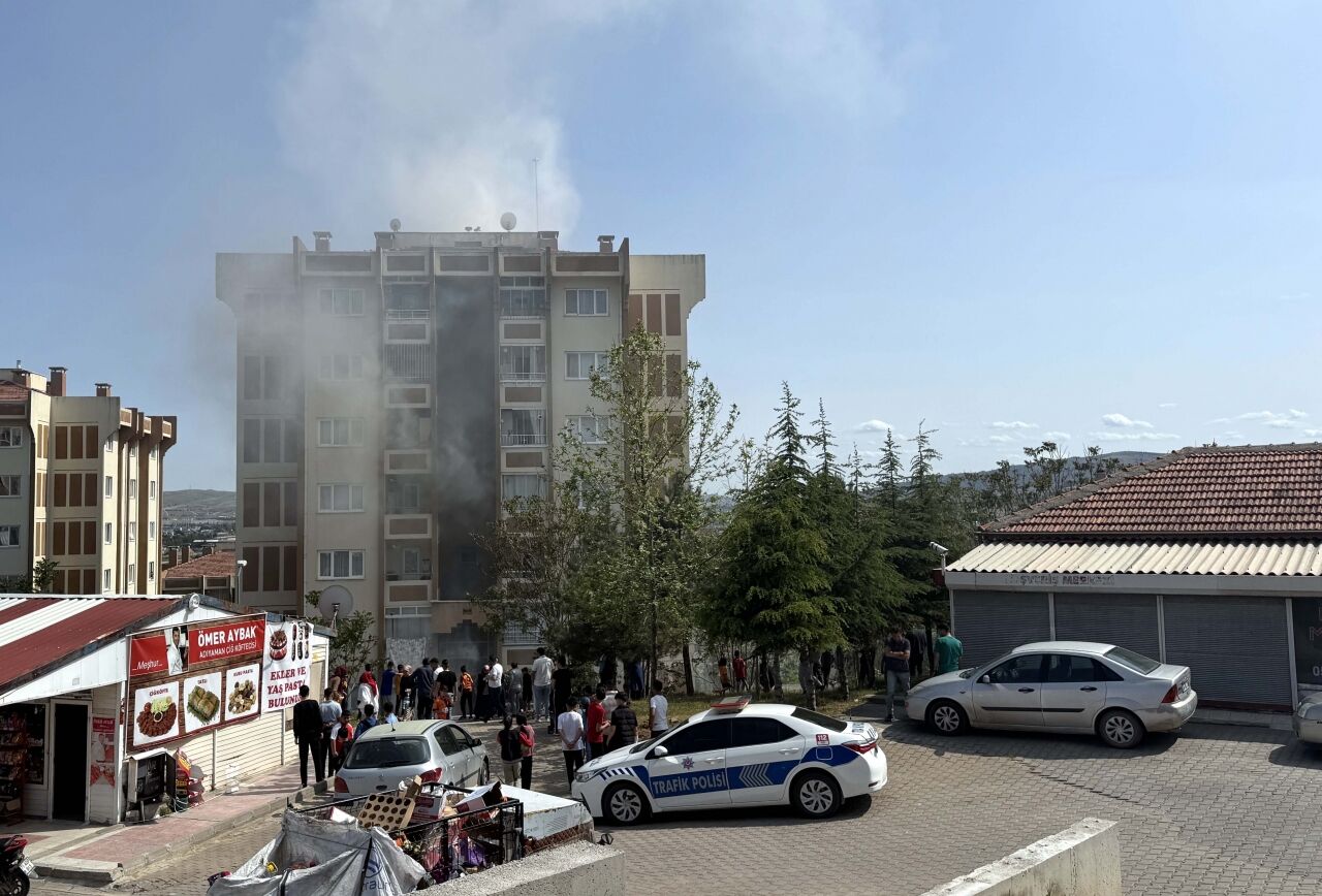 Kırıkkale'de apartmanda çıkan yangında 6 kişi dumandan etkilendi