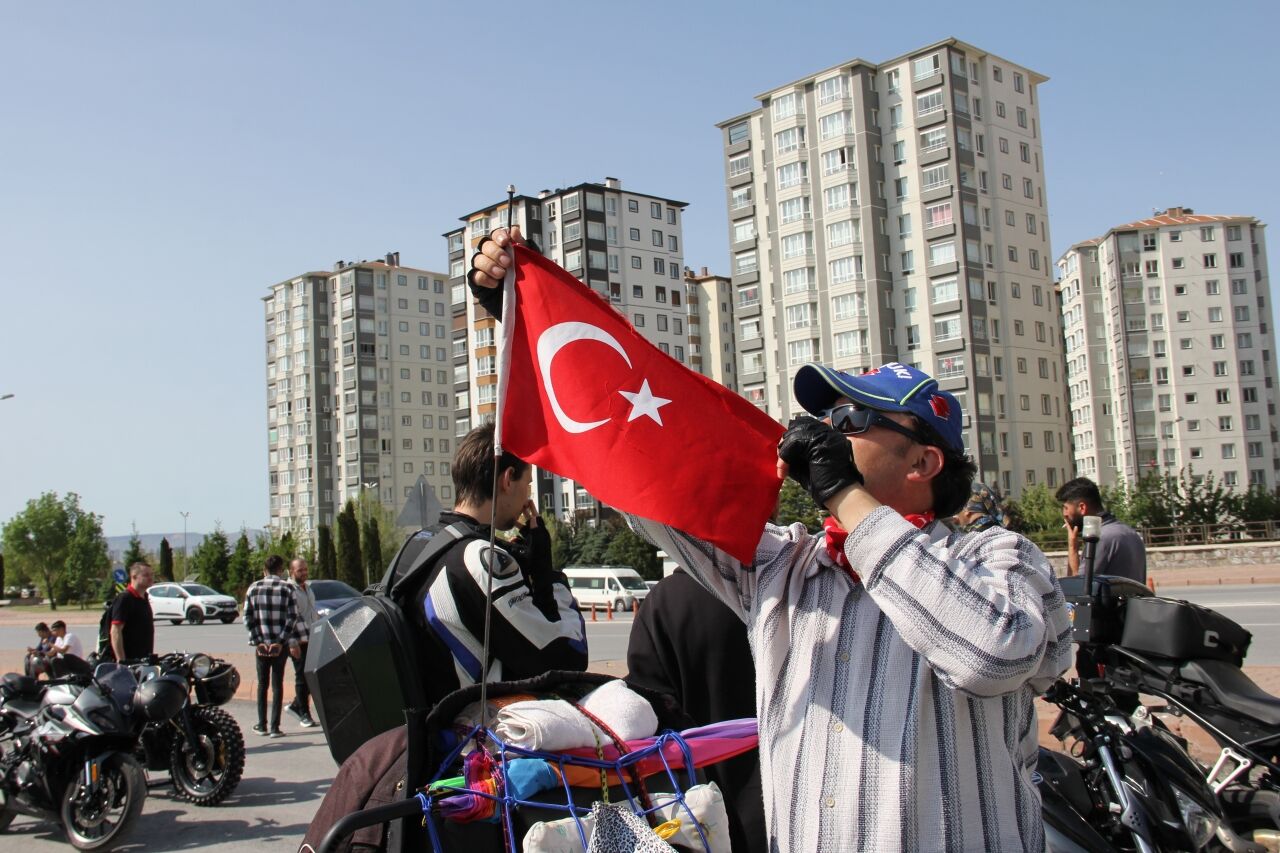 Kayseri'de motosiklet tutkunları 19 Mayıs'ı şehir turuyla kutladı
