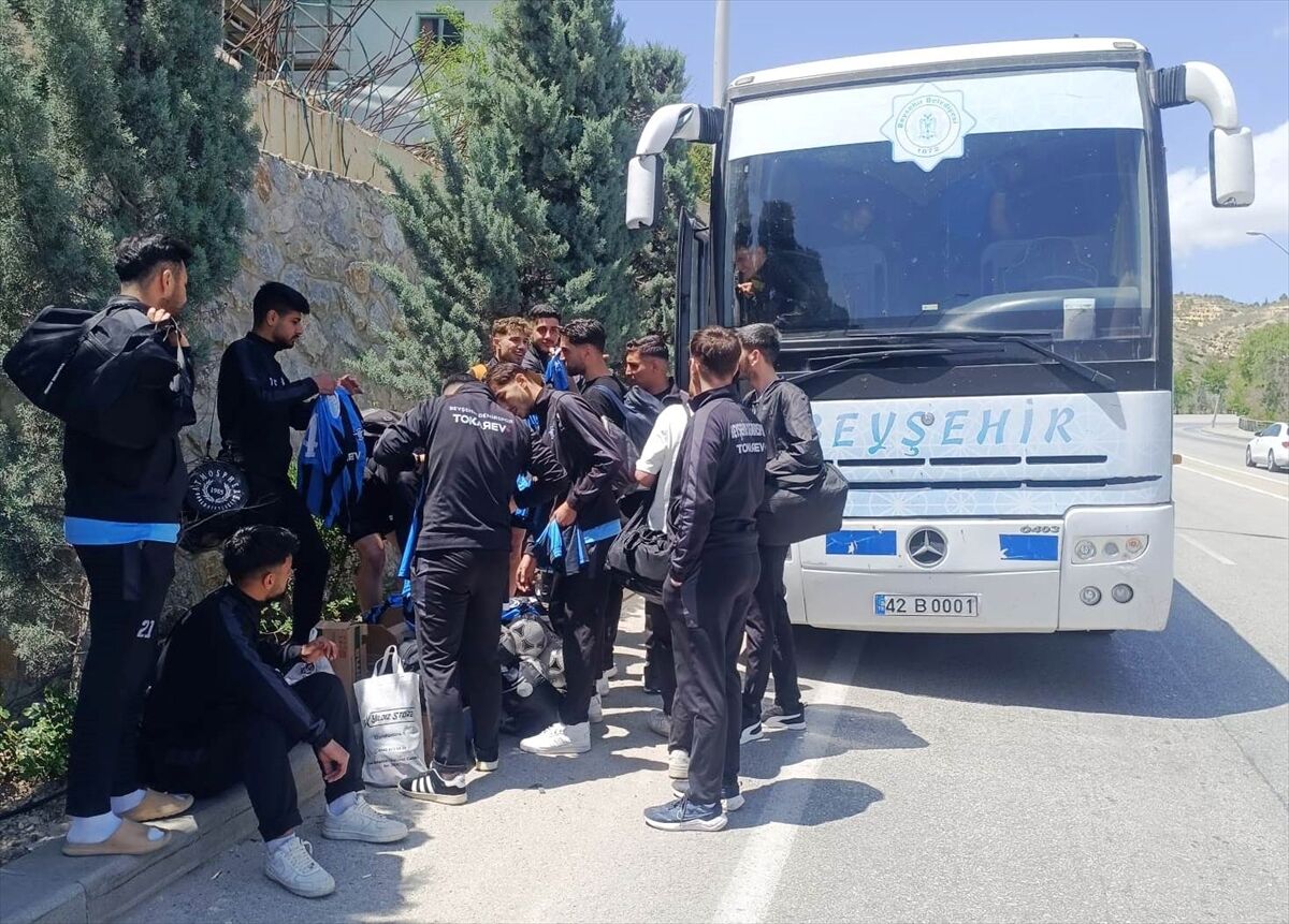 Konya'da kafileyi taşıyan otobüsün lastiği patlayınca futbolcular maça taksiyle gitti