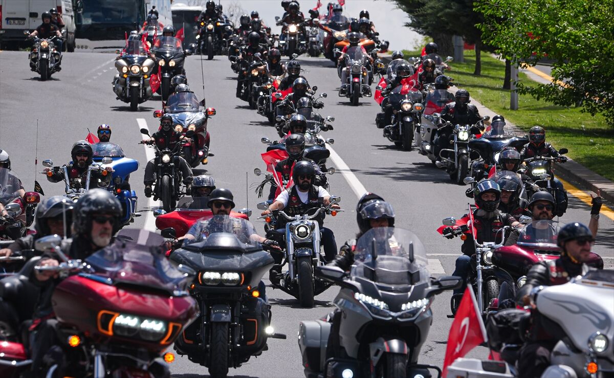 Motosiklet tutkunları "19 Mayıs" için Ankara'da tur attı