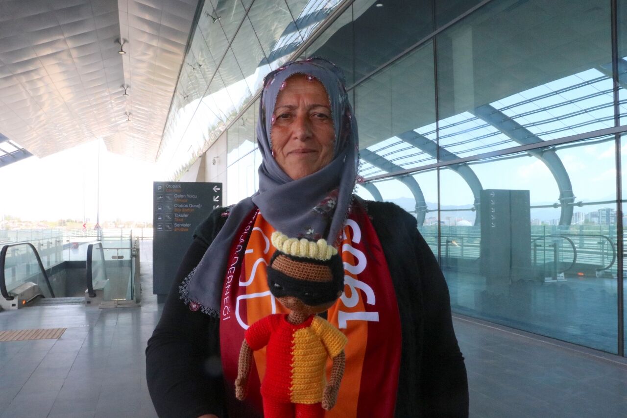 Galatasaraylı kadın çiftçinin ördüğü "Osimhen bebeği" yıldız oyuncuya hediye etme hayali gerçek oluyor
