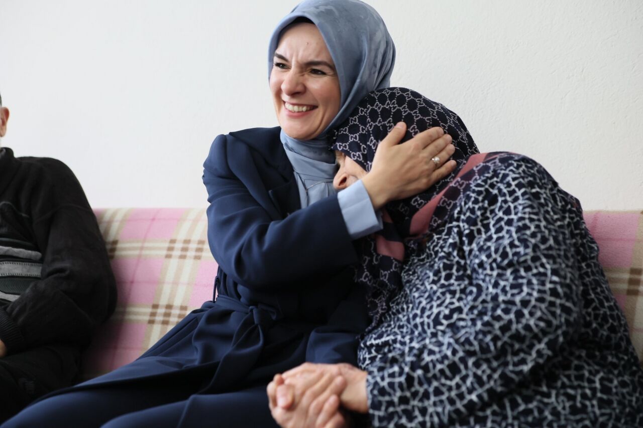 Bakan Göktaş, 70 yıldır evli olan Yılmaz çiftini ziyaret etti