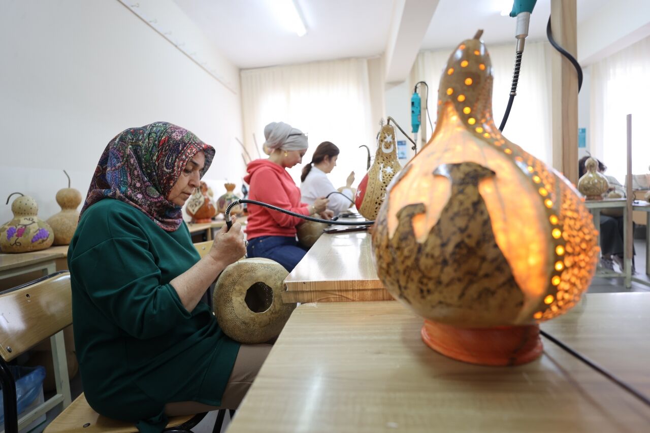 Kadınlar yetiştirdikleri su kabaklarını süs eşyasına dönüştürüyor
