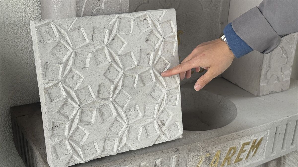 Mimar Sinan'ın eserlerindeki motifleri taşa işliyorlar
