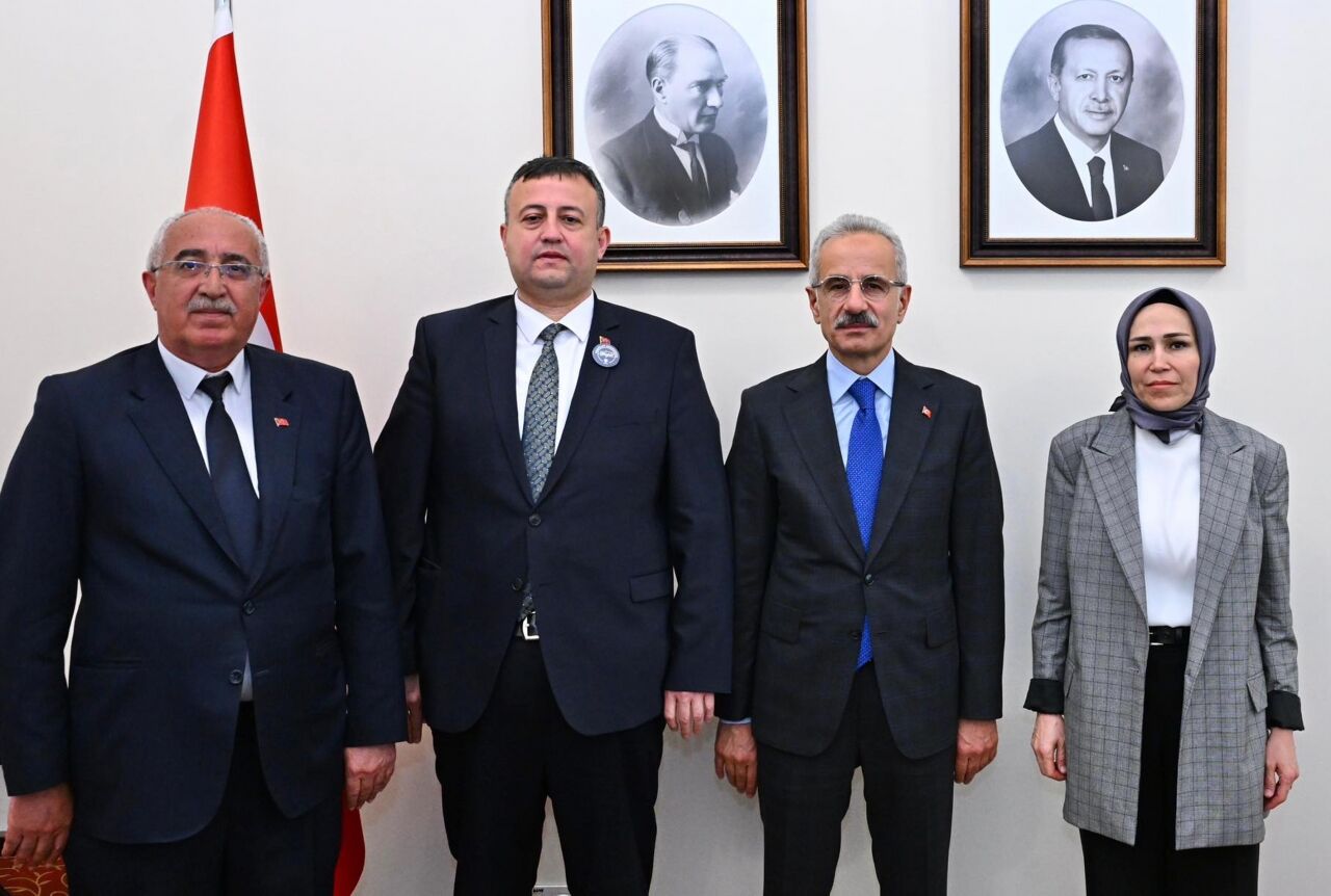 Ulaştırma ve Altyapı Bakanı Uraloğlu, AK Parti heyetini kabul etti