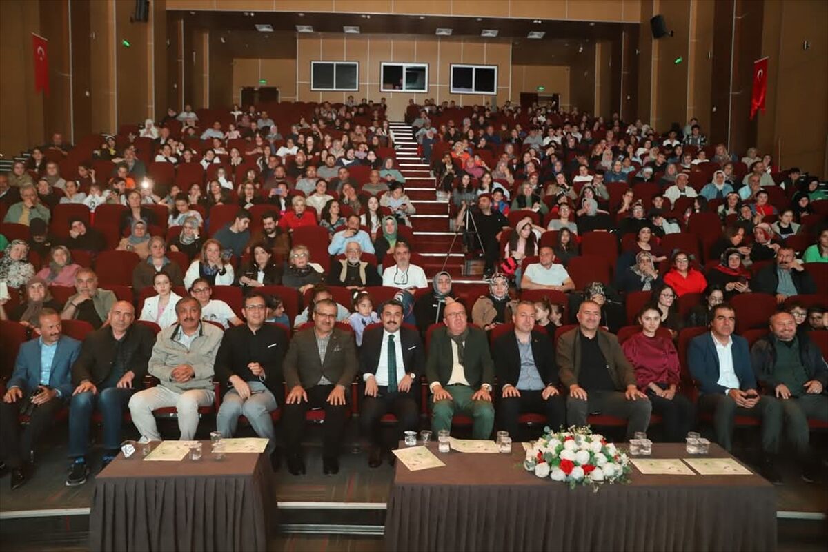 Sivas'ta özel eğitim öğrencileri, şiir dinletisi programı düzenledi