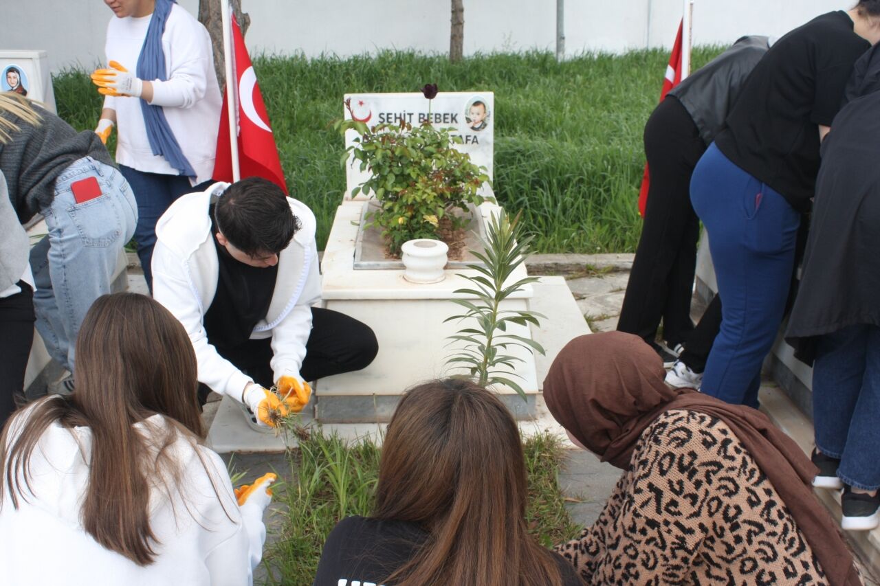 Şarkışla'da üniversite öğrencileri şehitliği temizledi