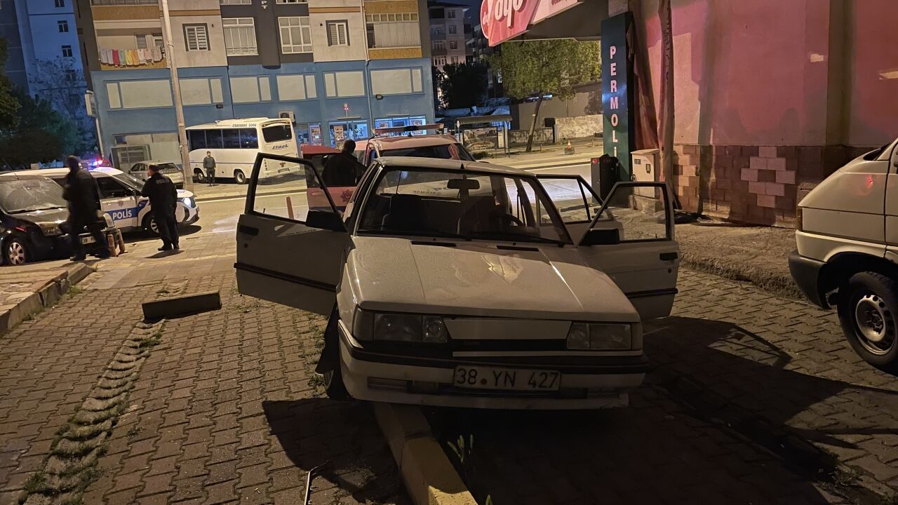 Kayseri'de polisin "dur" ihtarına uymayıp kaçan alkollü sürücü kaza yapınca yakalandı