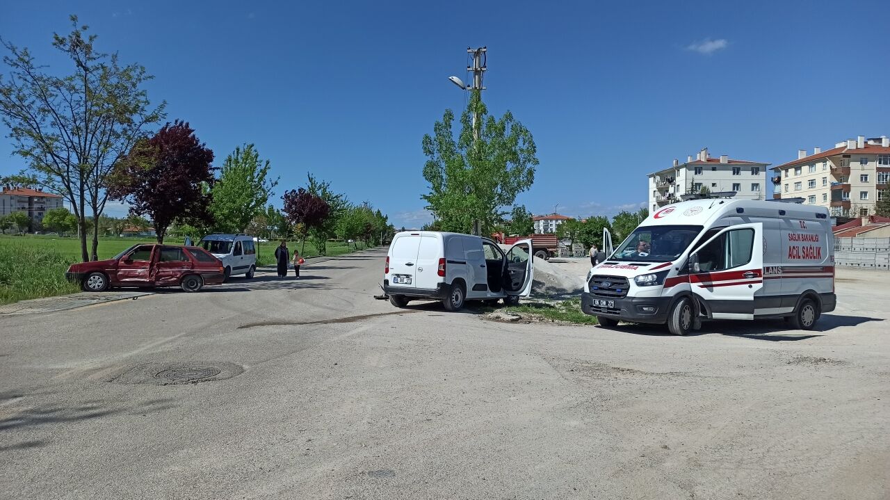 Kahramankazan'da otomobil ile hafif ticari aracın çarpıştığı kazada, 2 kişi yaralandı