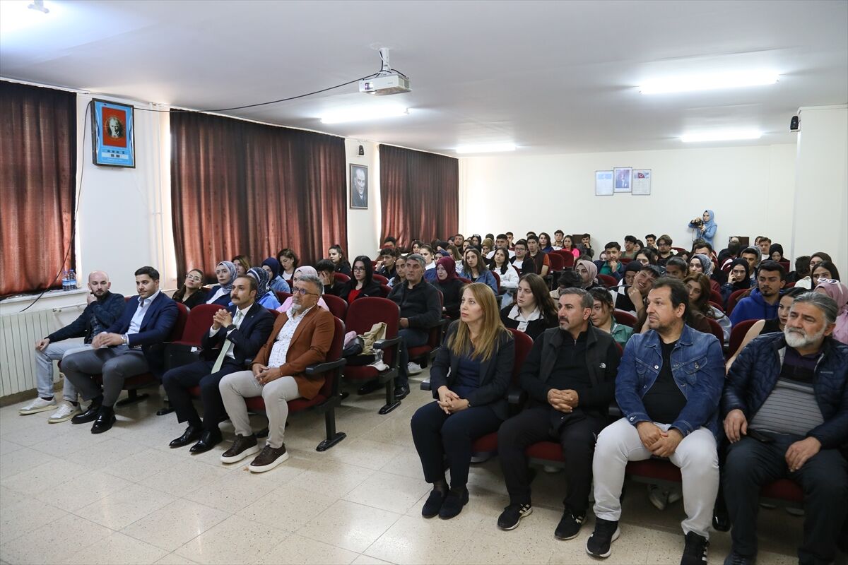 Gemerek MYO'da finans konferansı düzenlendi