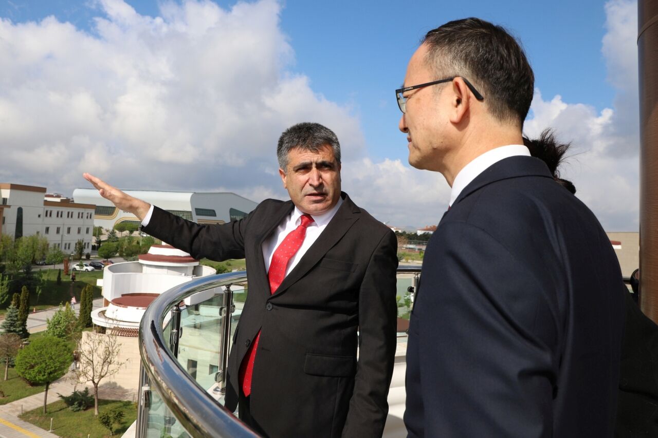 Çin'in Ankara Büyükelçisi Ciang NEVÜ'yü ziyaret etti