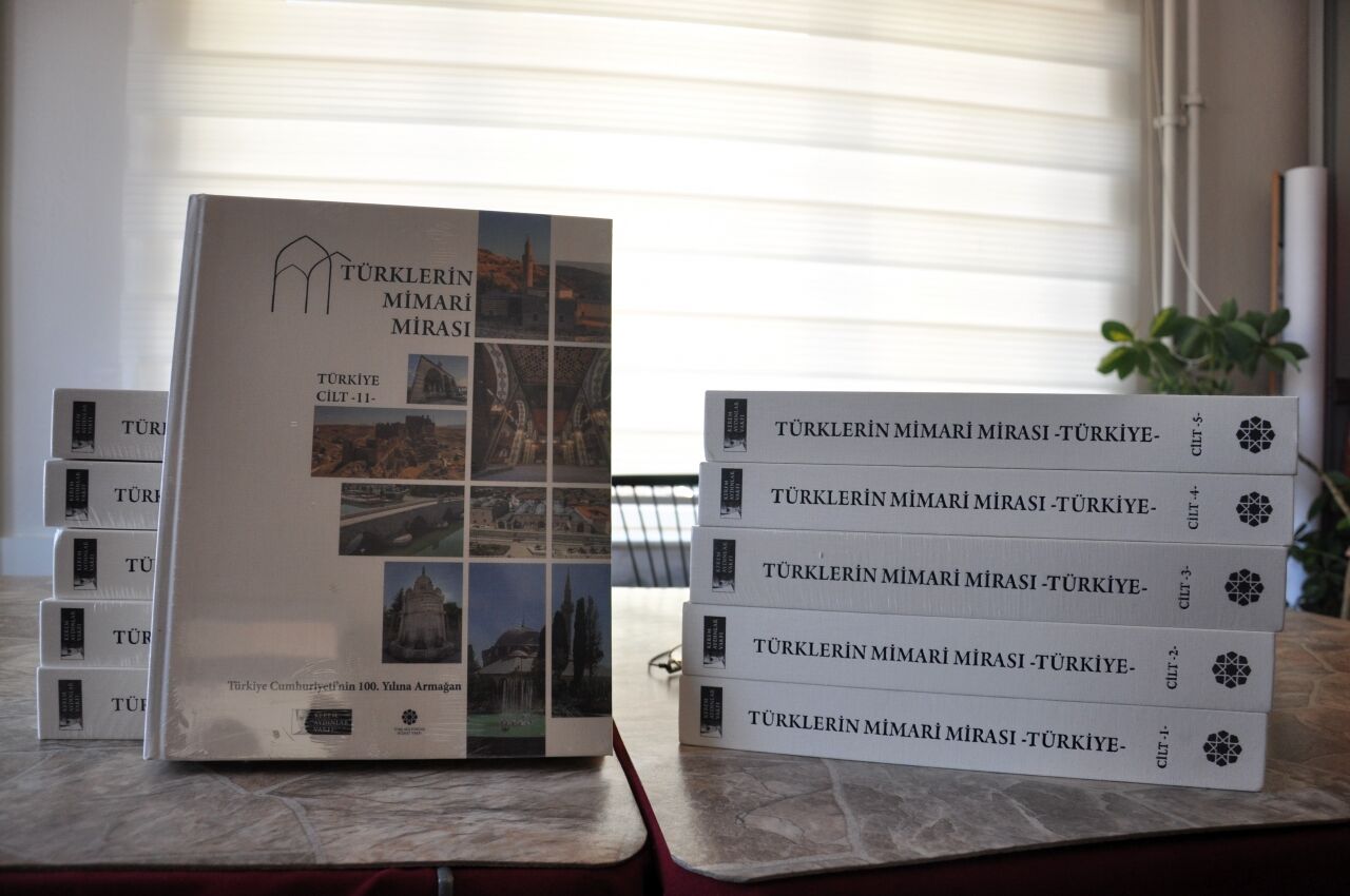 Eskişehirli akademisyen, katkıda bulunduğu eseri Karaçay Türklerinin derneğine bağışladı