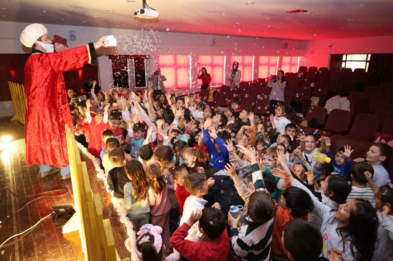 Kaymakam Minuz'dan öğrencilere tiyatro sürprizi