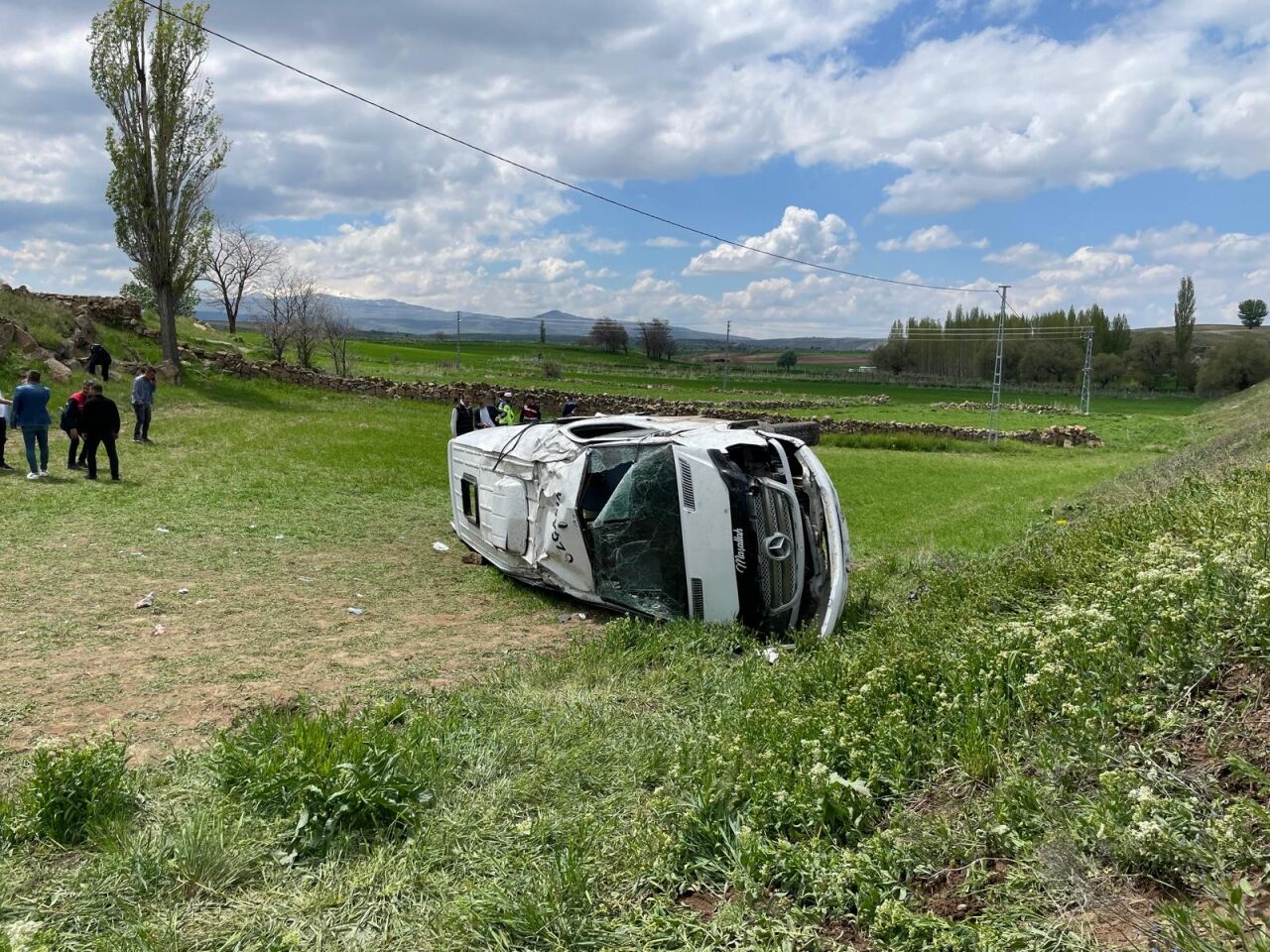 Kayseri'de öğrenci servisinin devrilmesi sonucu 16 kişi yaralandı
