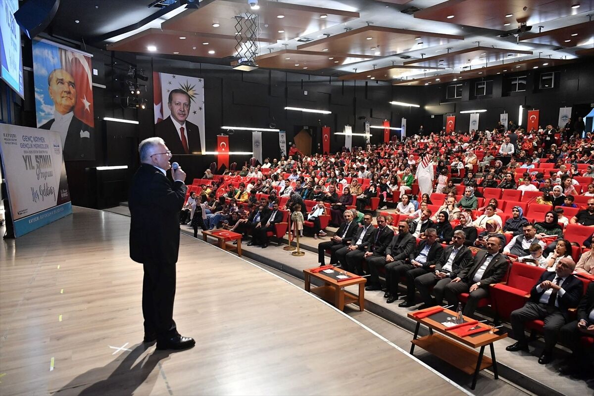 Büyükkılıç, gençlik merkezlerinin yıl sonu programına katıldı