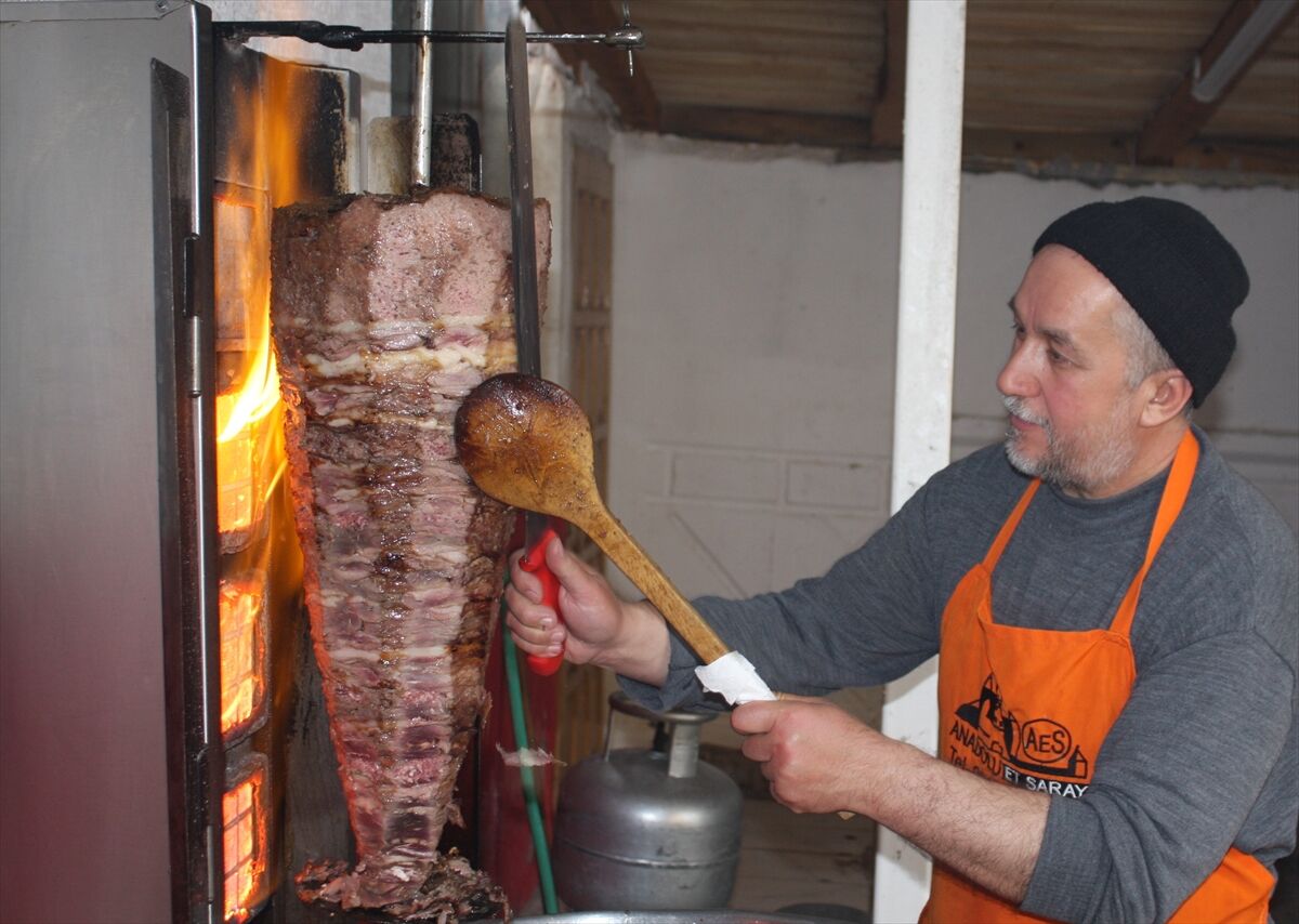 Şarkışla'da camiye gelen öğrencilere döner ikramı