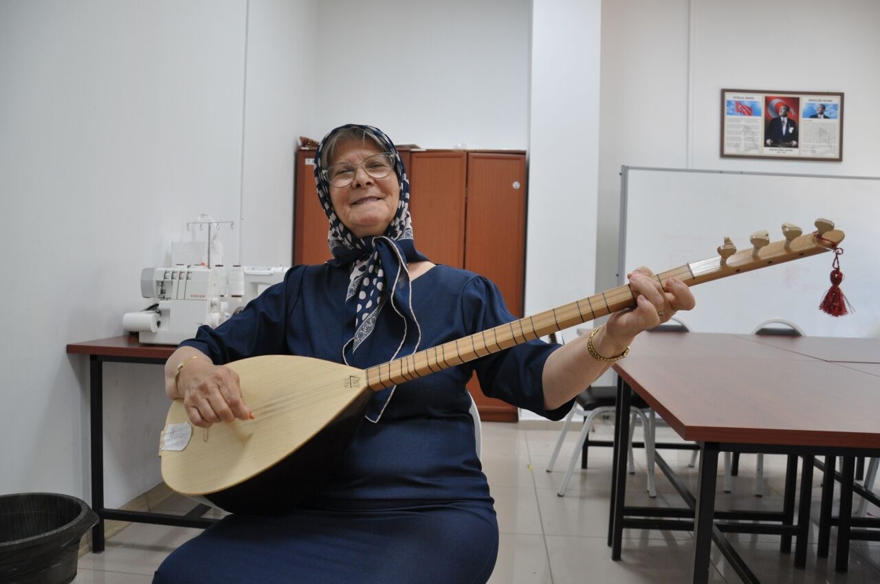 Çocukluk hayali olan bağlama çalmayı 65 yaşında öğrendi