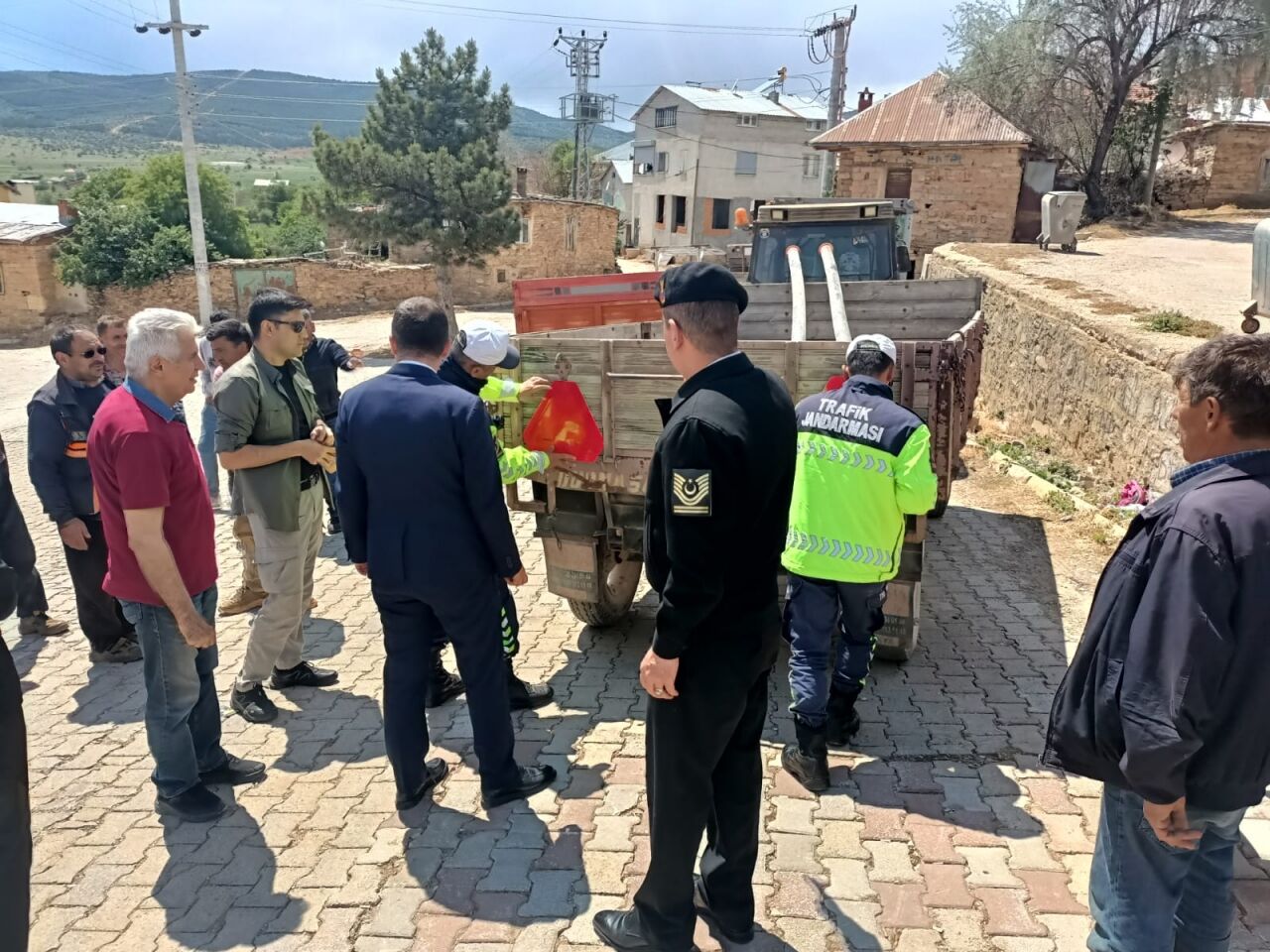 Konya'da traktör sürücülerine reflektör dağıtıldı