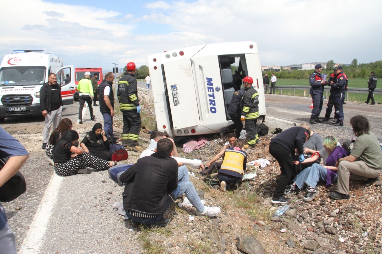 Konya'da yolcu otobüsü devrildi, 13 kişi yaralandı