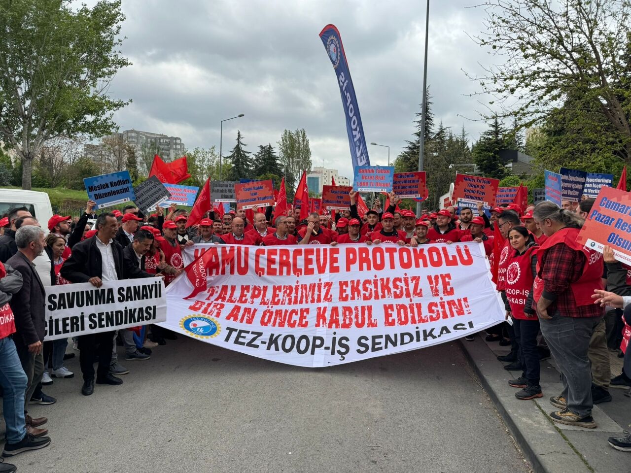 Tez-Koop-İş'ten Çalışma ve Sosyal Güvenlik Bakanlığı önünde basın açıklaması