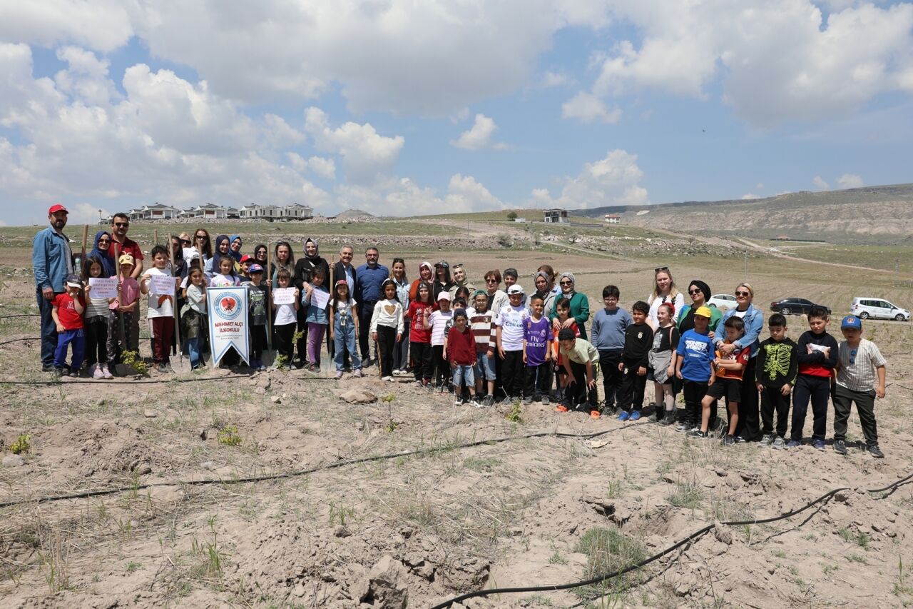 Kayseri'de ilkokul öğrencileri gilaburu bitkisinin dikimine katıldı