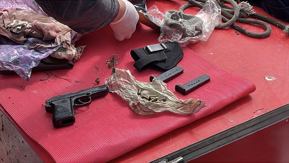 Eskişehir'de temizlik yapan belediye ekiplerince 2 tabanca bulundu