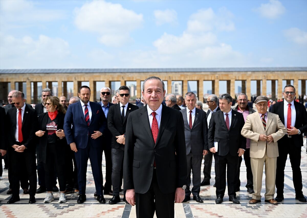 Gençlerbirliği camiası, Anıtkabir'i ve İlhan Cavcav'ın mezarını ziyaret etti