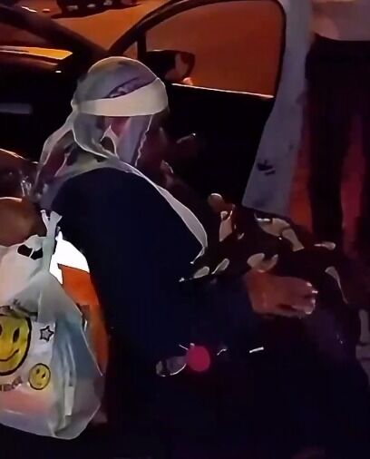 Belediye personelinden akülü tekerlekli sandalyesi arıza yapan yaşlı kadına yardım