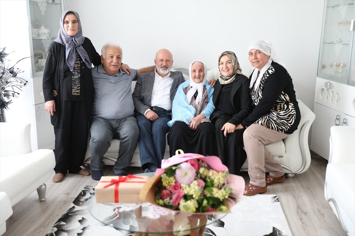 109 yaşındaki "Şemsi teyzeye" Anneler Günü ziyareti