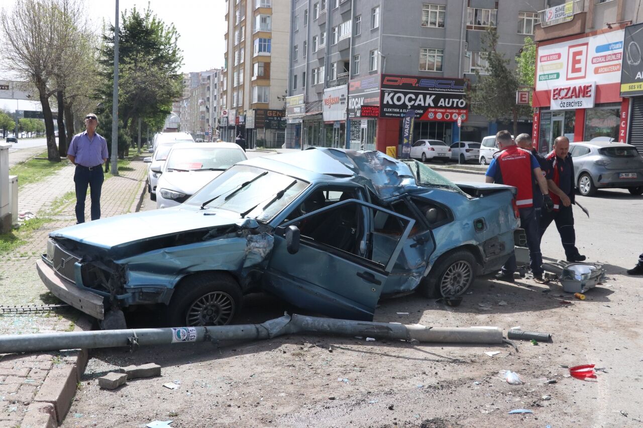Kayseri'de otomobil ile kamyonetin çarpıştığı kazada 1 kişi yaralandı
