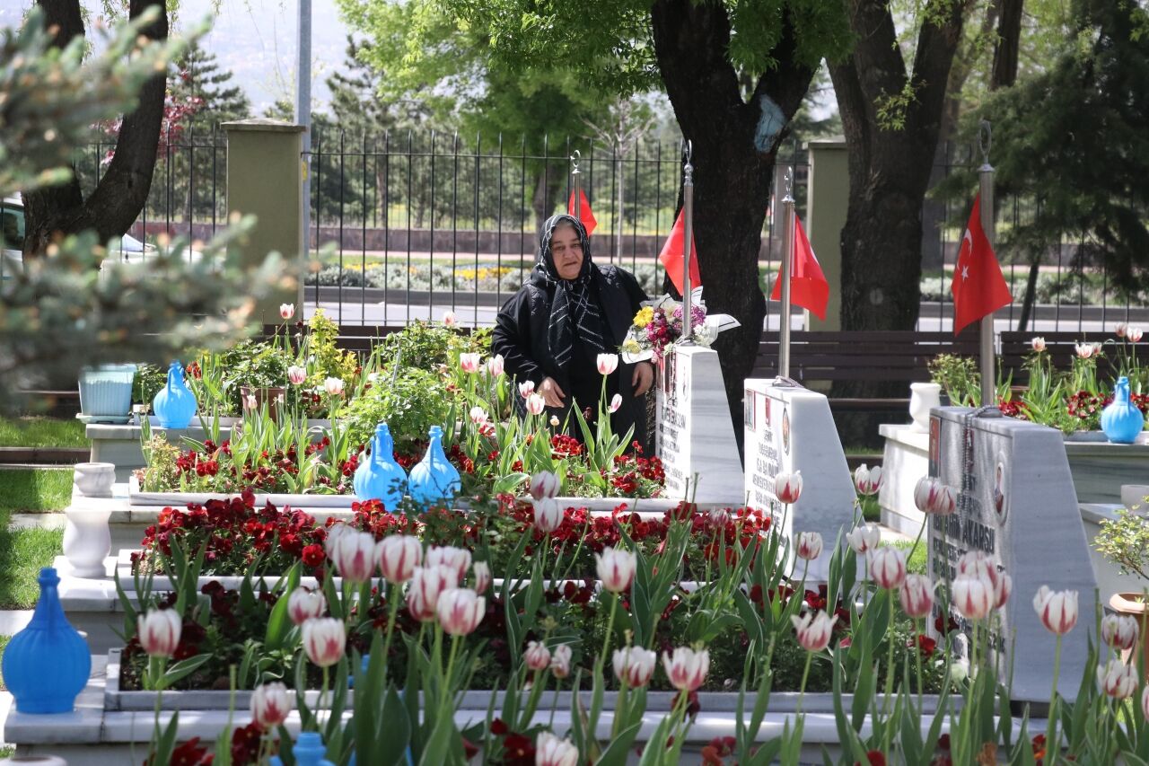 Kayseri'de şehit anneleri, Anneler Günü'nde evlatlarının kabri başında dua etti