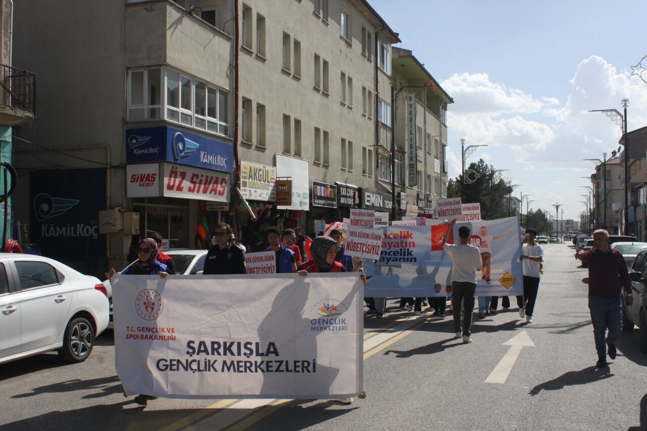 Şarkışla'da farkındalık yürüyüşü düzenledi