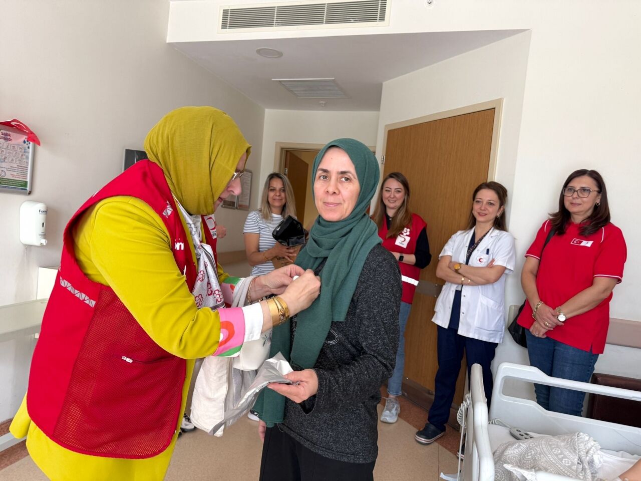 Eskişehir'de Türk Kızılayı'ndan çocukları hastanede tedavi gören annelere ziyaret