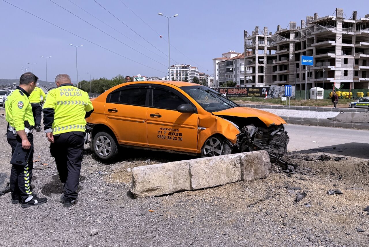 Kırıkkale'de 2 kişinin yaralandığı trafik kazası güvenlik kamerasına yansıdı