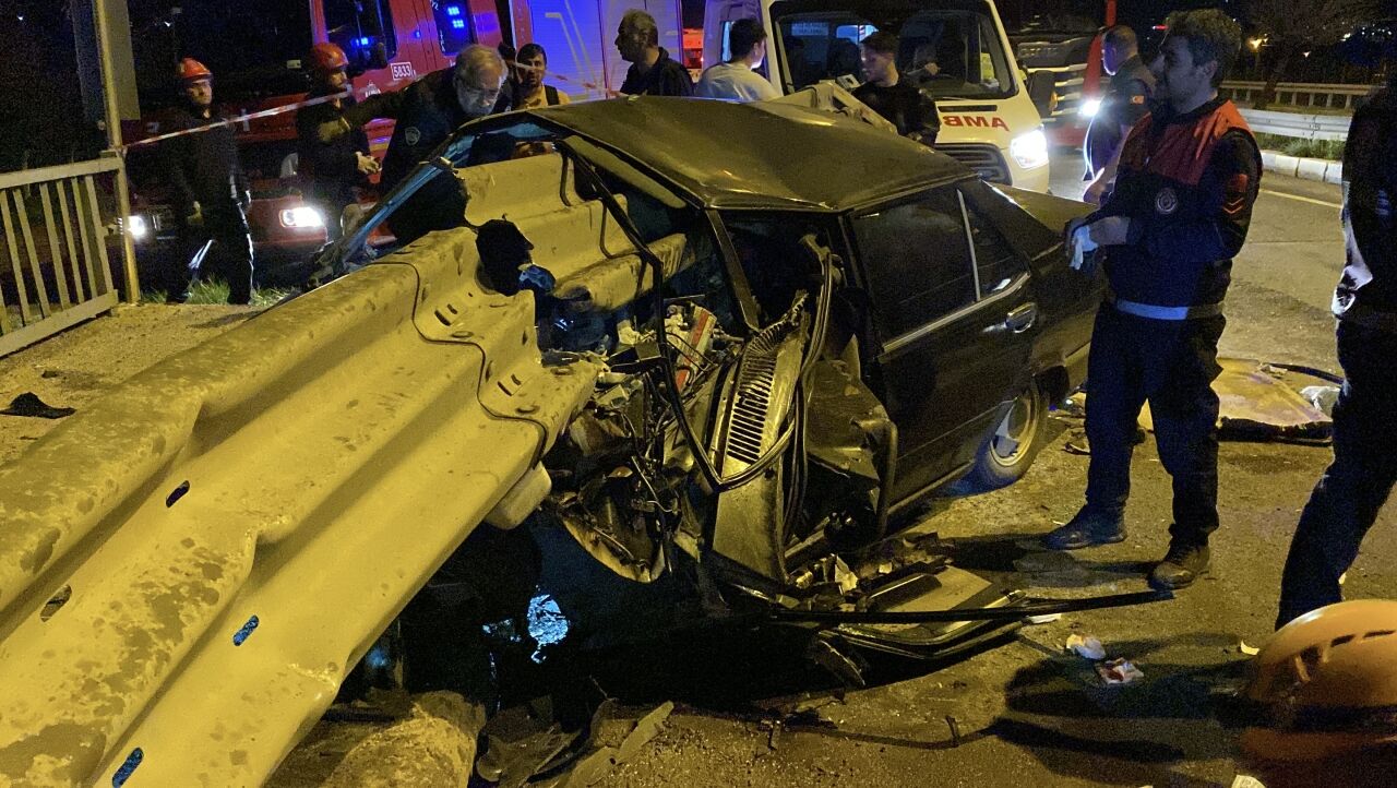 Sivas'ta otomobil bariyere saplandı, hurdaya dönen araçtan sürücü sağ çıktı