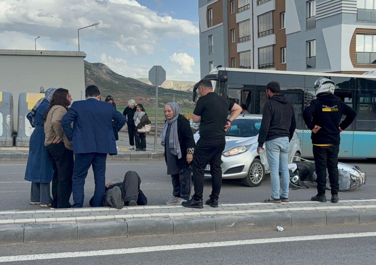 Sivas'ta otomobil ile motosikletin çarpıştığı kazada polis memuru yaralandı