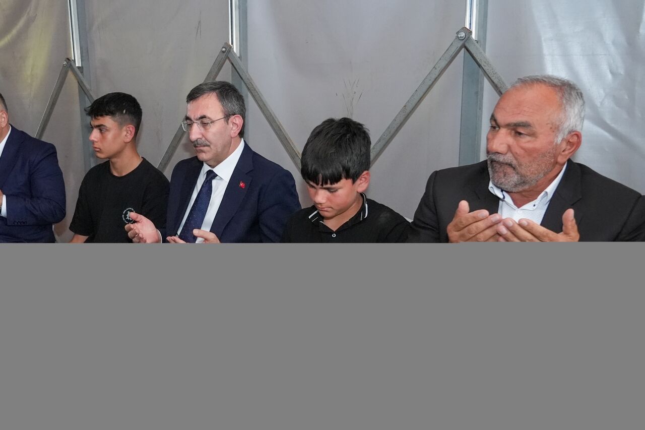 Cumhurbaşkanı Yardımcısı Yılmaz'dan, şehit Astsubay Uzun'un ailesine taziye ziyareti