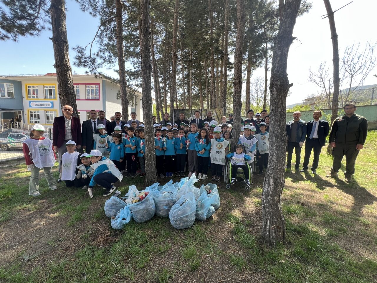 Akıncılar'da öğrenciler çevre temizliği yaptı